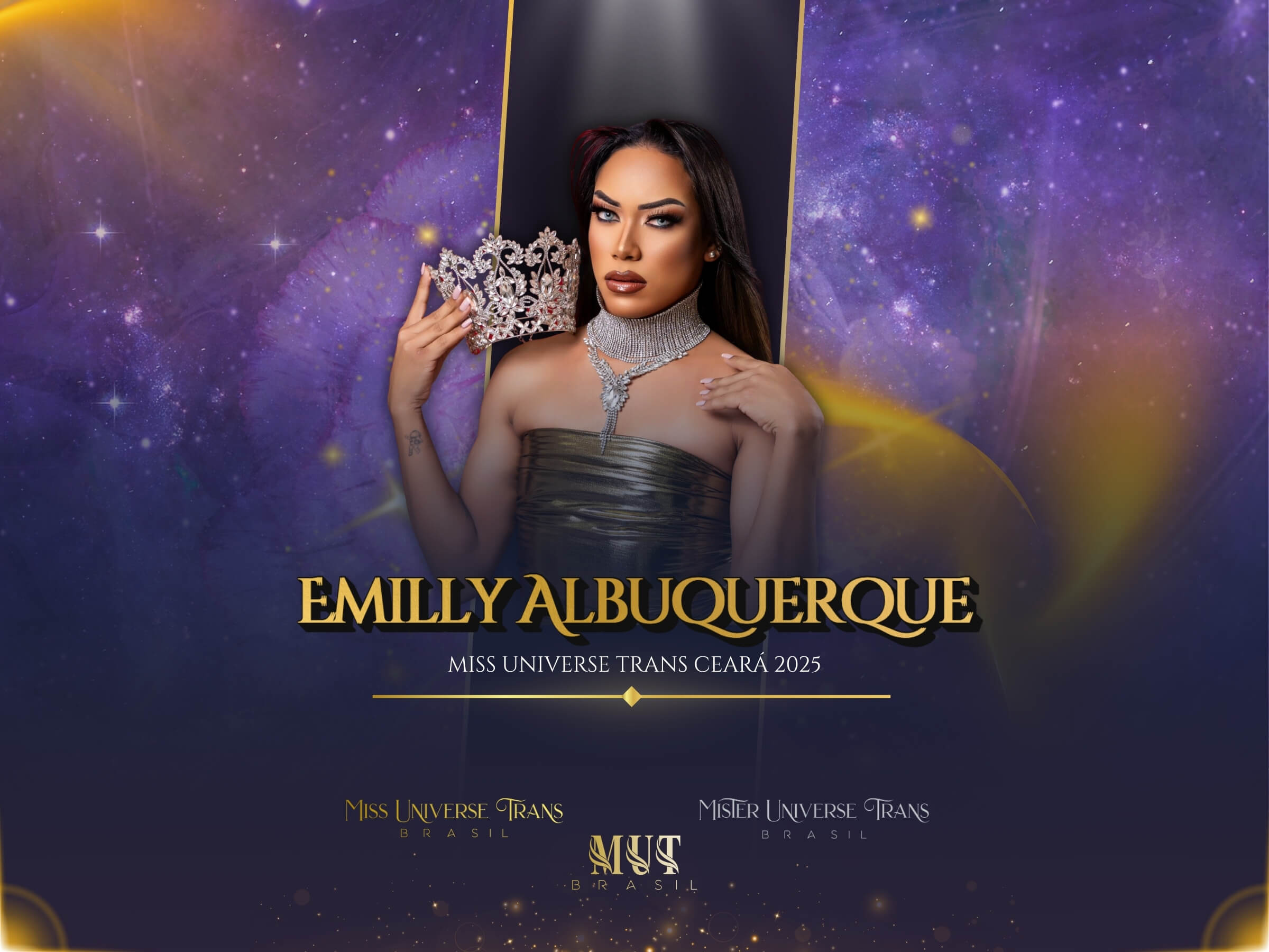 Imagem oficial de Emilly Albuquerque, Miss Universe Trans Ceará 2025. Ela olha intensamente para a câmera enquanto segura a coroa com a mão direita, vestindo um top dourado e um colar de brilhantes. O fundo é cósmico em tons de roxo, com os logos do concurso.