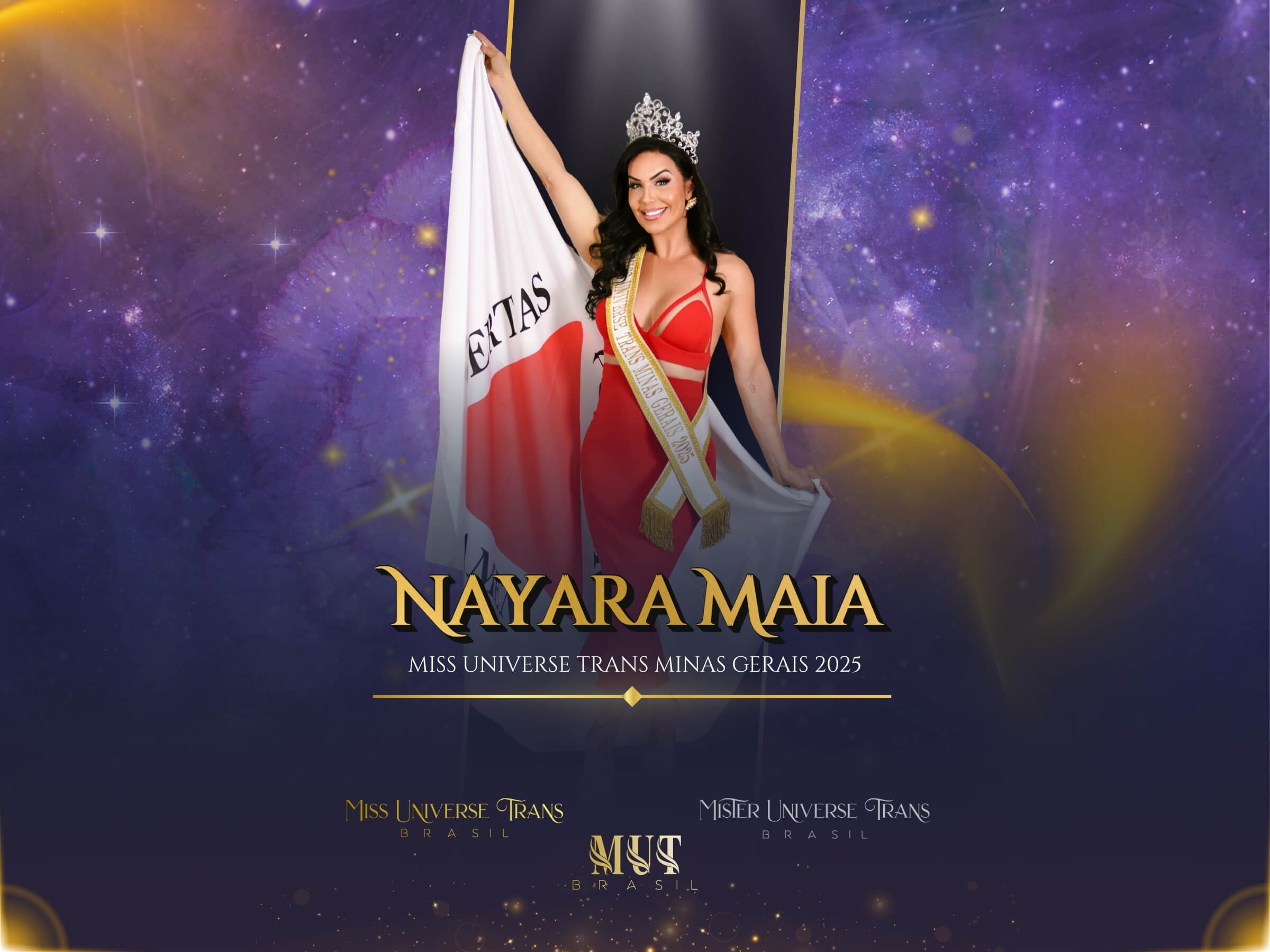 Imagem oficial de Nayara Maia como Miss Universe Trans Minas Gerais 2025. Ela está sorrindo, usa coroa, faixa e um vestido vermelho, e segura com orgulho a bandeira de Minas Gerais diante de um fundo roxo e azul estrelado.