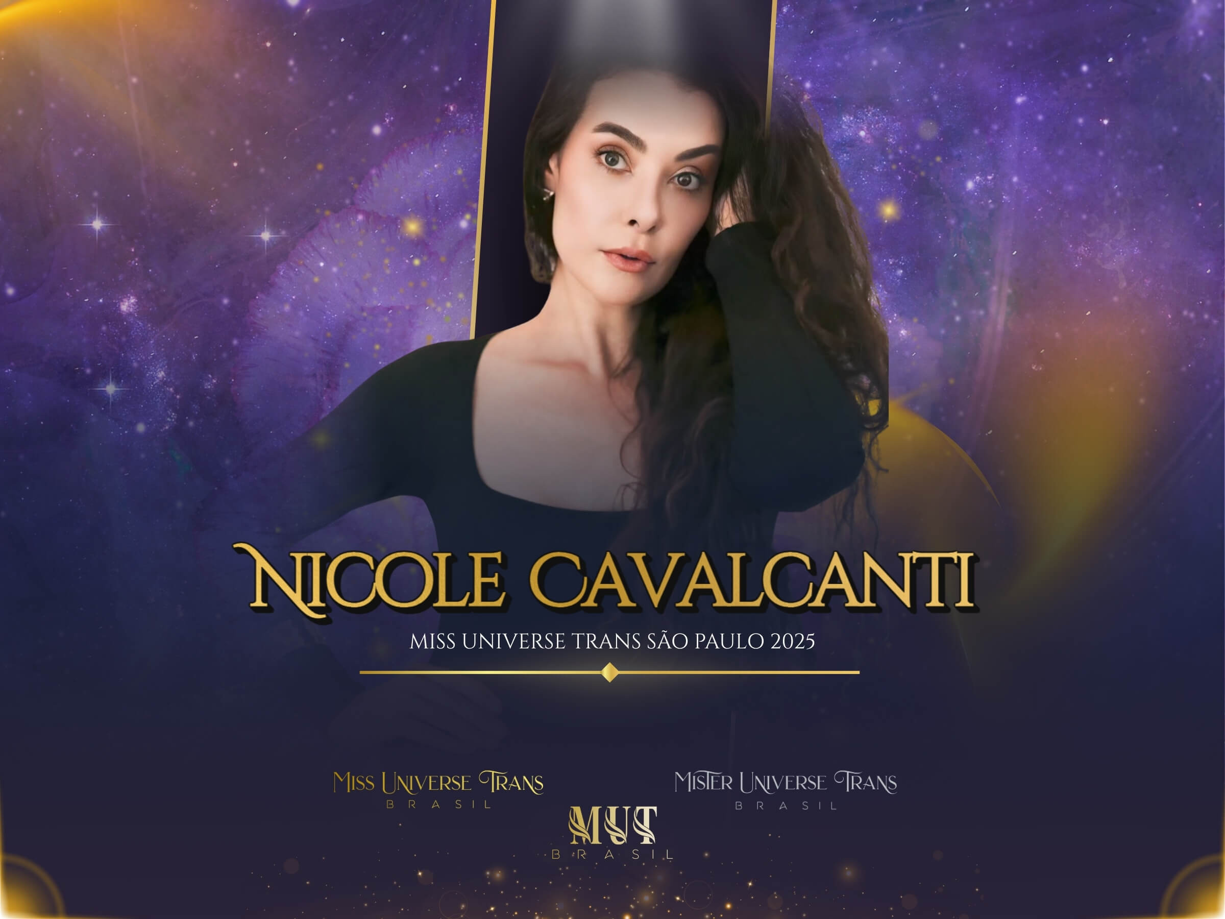 Retrato de Nicole Cavalcanti, Miss Universe Trans São Paulo 2025. Ela olha serenamente para a câmera com a mão nos cabelos, vestindo uma blusa preta de gola quadrada. O fundo é cósmico em tons de roxo, com seu nome e título.