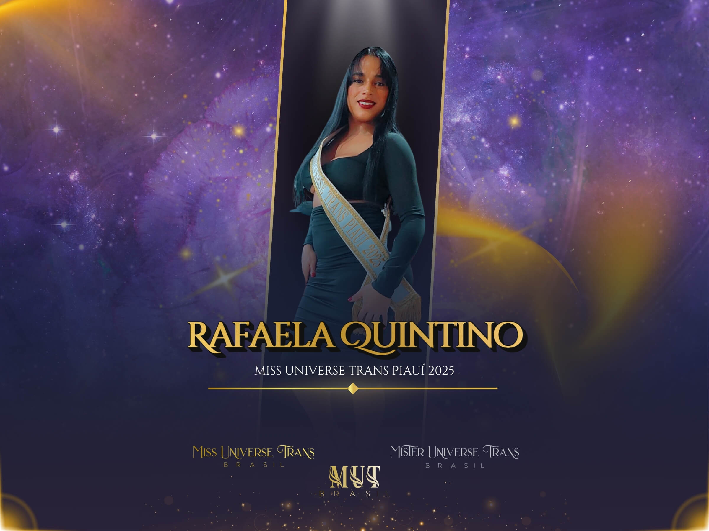 Imagem oficial de Rafaela Quintino como Miss Universe Trans Piauí 2025. Ela sorri confiantemente para a câmera, usando coroa, faixa e um traje vermelho e dourado, em frente a um fundo roxo e azul estrelado.