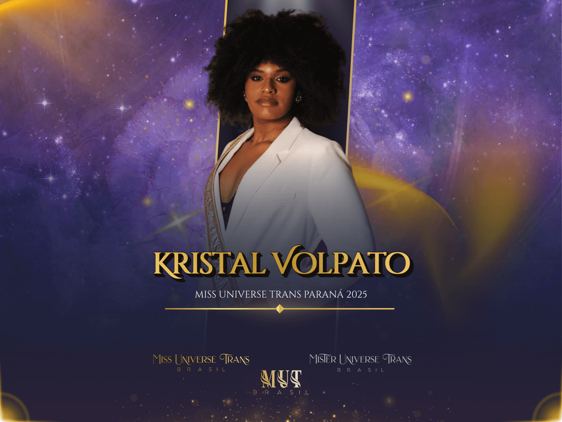 Imagem oficial de Kristal Volpato, Miss Universe Trans Paraná 2025. Com cabelo black power, ela olha de forma confiante para a câmera, vestindo um blazer branco. O fundo é cósmico, com seu nome e os logos do concurso.