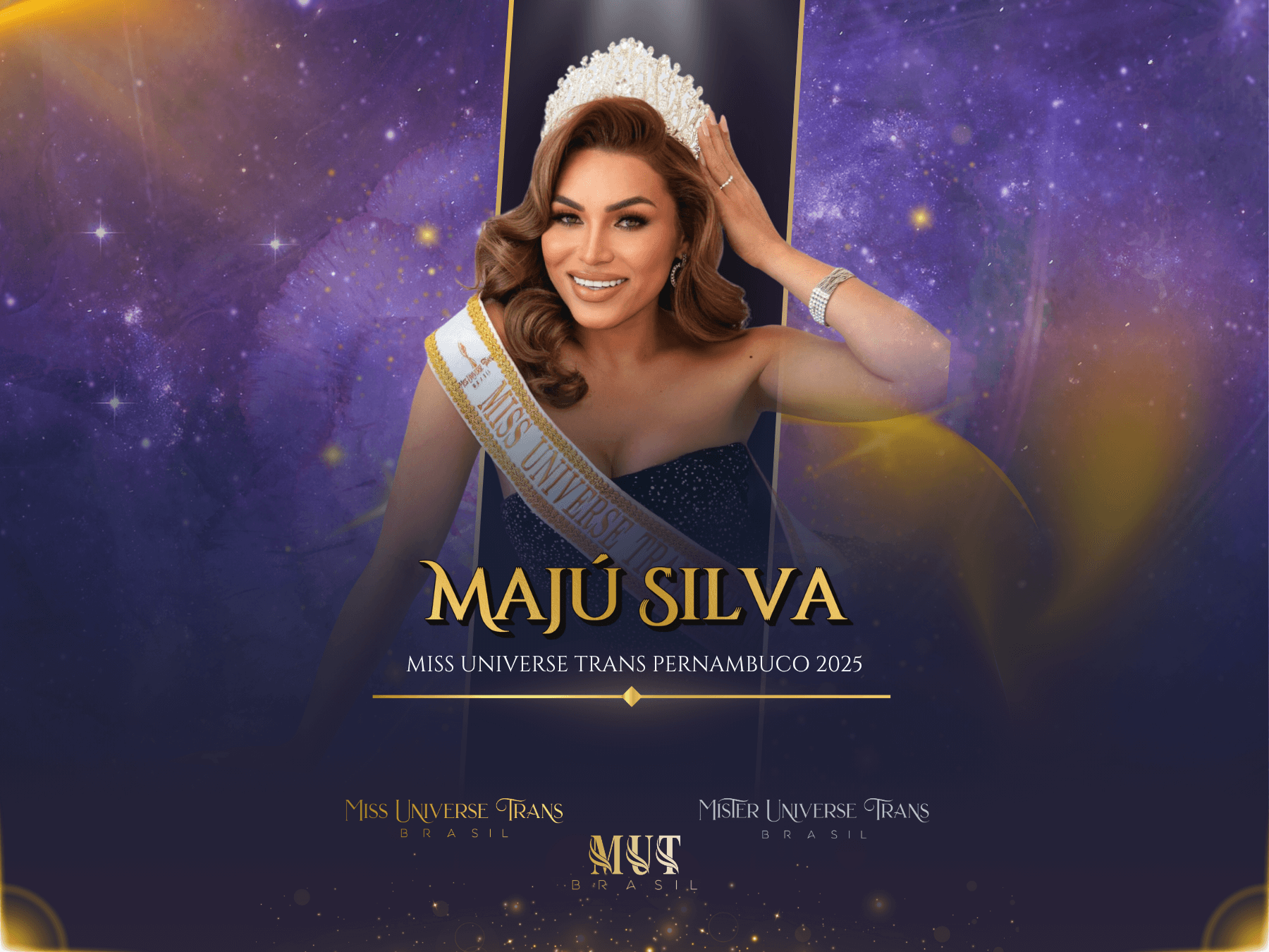 Imagem oficial de Majú Silva, Miss Universe Trans Pernambuco 2025. Ela sorri para a câmera enquanto toca sua coroa com a mão direita, usando um vestido escuro e a faixa oficial. O fundo é cósmico, com seu nome e título.