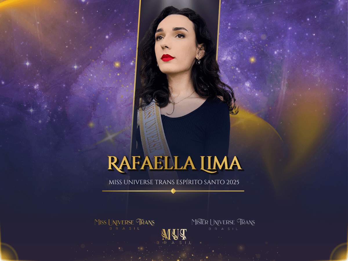 Retrato oficial de Rafaella Lima, Miss Universe Trans Espírito Santo 2025. Com batom vermelho, ela olha para cima e para a direita com uma expressão pensativa, sobre um fundo cósmico com seu nome e os logos do concurso.