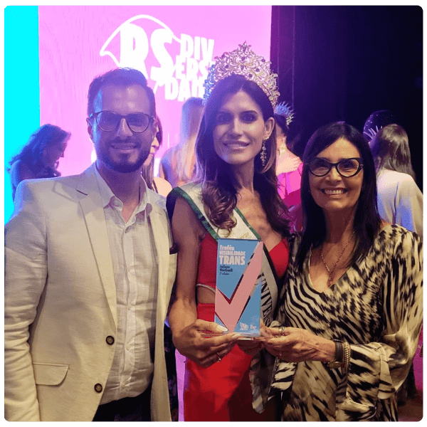 Márcia Di Paula acompanhada do Embaixador do MUT Brasil, Diego Candido e da primeira-dama de Porto Alegre, Valéria Leopoldino.