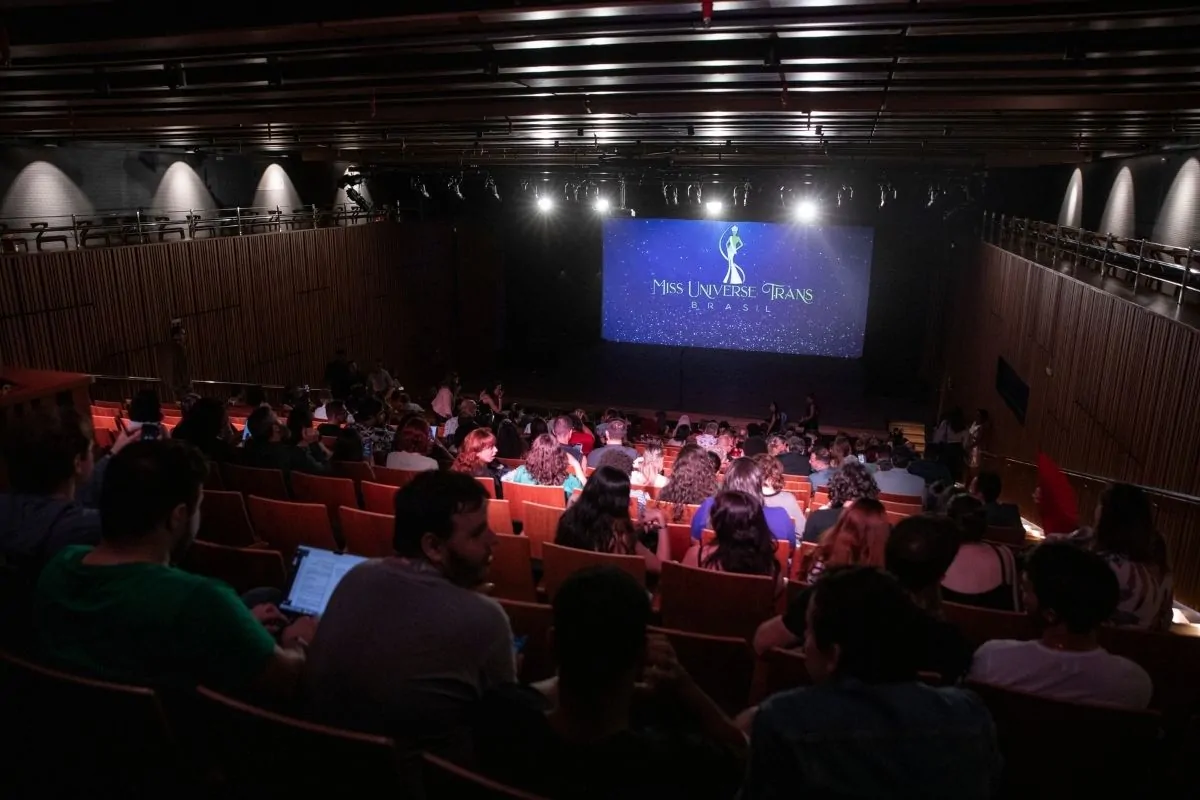 Palco da final do Miss Universe Trans Brasil 2025 que aconteceu em Porto Alegre